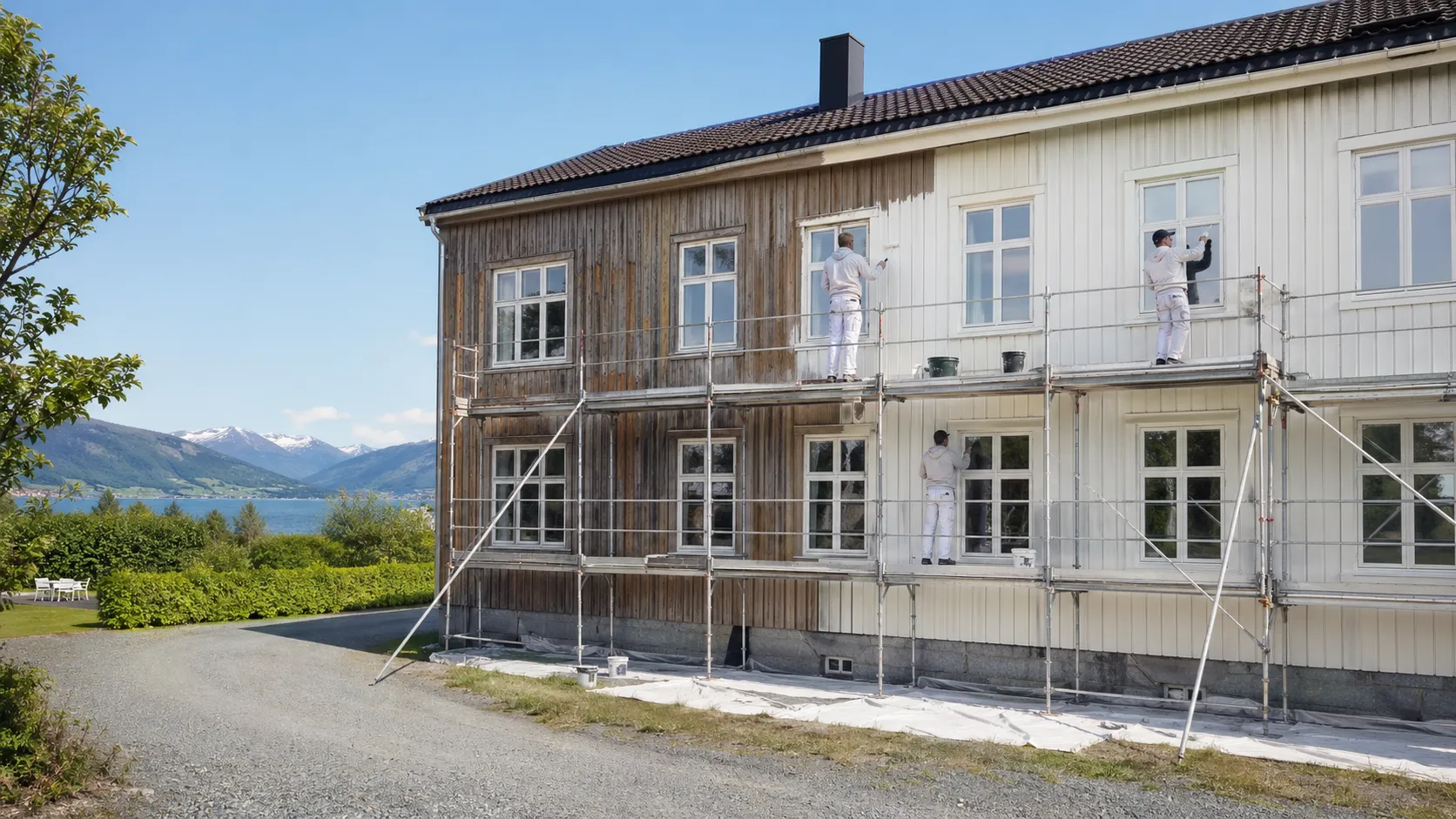 Ansatte hos Malermestrene Indre Østland i arbeid på stillas